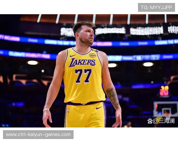 湖人东契奇背传妙到,空切一扣点燃 湖人东契奇背传妙到,空切一扣点燃